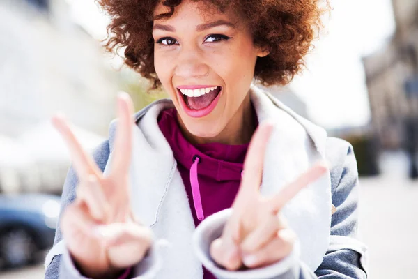 Kvinnan ger ett peace-tecken — Stockfoto