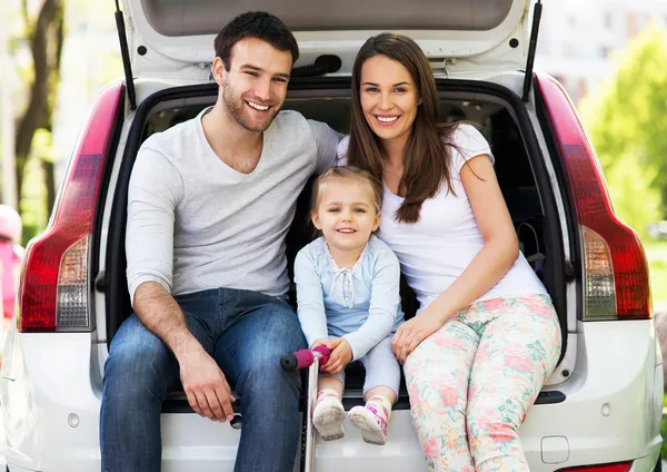 Familie zittend in de auto — Stockfoto