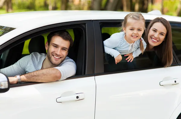 Família sentada no carro — Stock fotografie