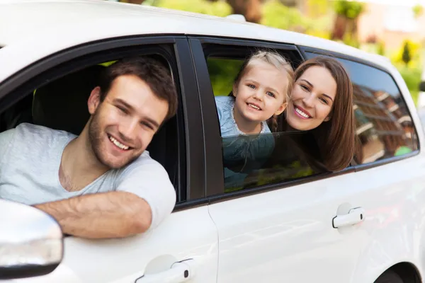 Familjen sitter i bilen — Stockfoto