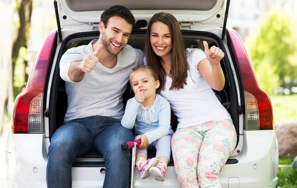 Familjen sitter i bilen — Stockfoto