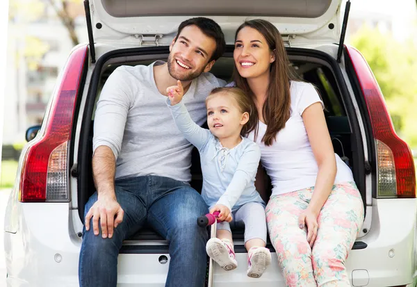 Familjen sitter i bilen — Stockfoto