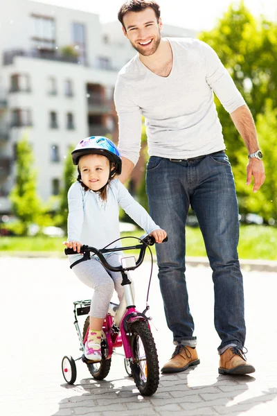 Fille apprendre à faire du vélo — Photo