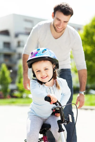 女の子は自転車に乗ることを学ぶ — ストック写真