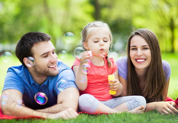 Famille jouer avec des bulles — Photo