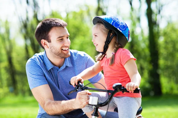 女の子は自転車に乗ることを学ぶ — ストック写真