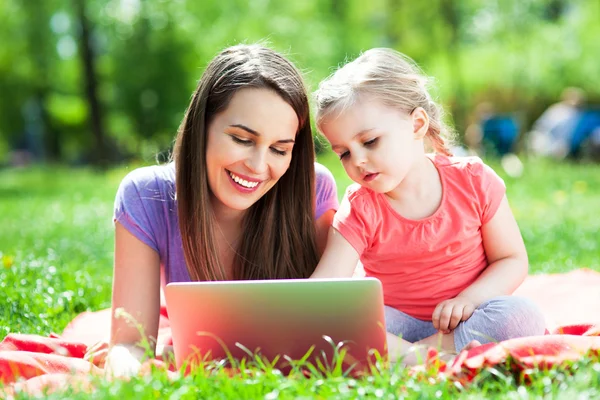 Anya és lánya használja laptop — Stock Fotó