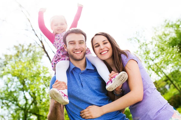 Família ao ar livre — Fotografia de Stock