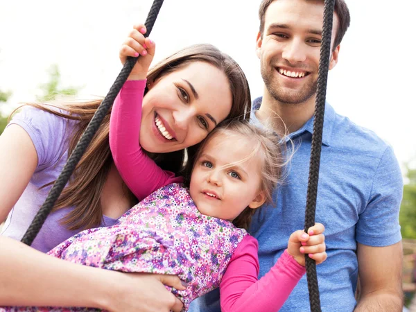 Familie op een schommel — Stockfoto