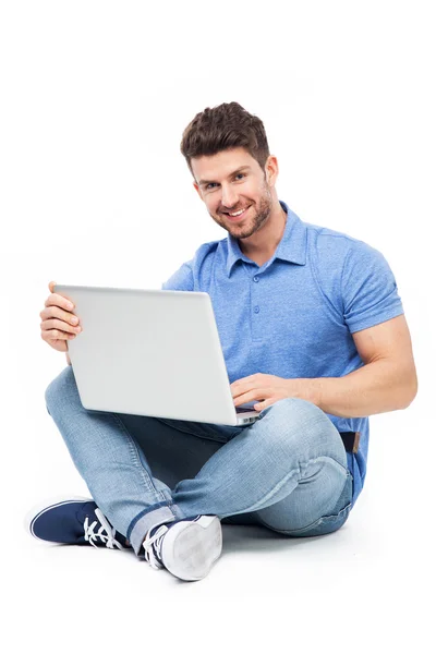 Чоловік сидить з ноутбуком — стокове фото