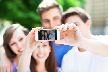arkadaşlar kendilerini fotoğraf çekme