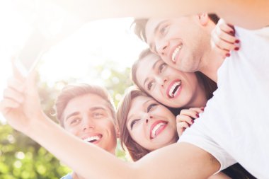 arkadaşlar kendilerini fotoğraf çekme