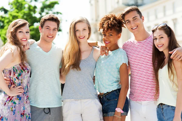 Grupp unga vänner — Stockfoto