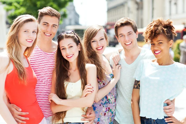 Grupo de jóvenes amigos — Foto de Stock