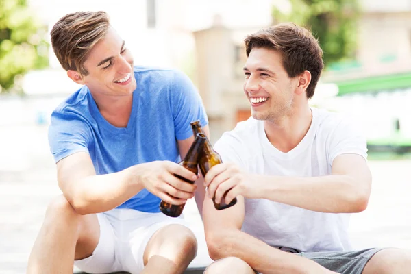 Giovani che bevono birra — Foto Stock