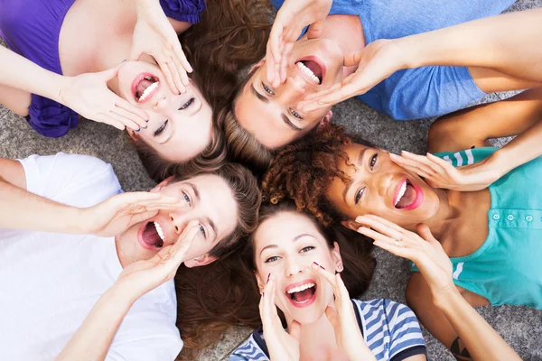 Friends shouting — Stock Photo, Image