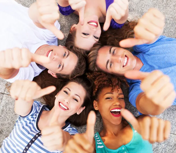 Freunde zeigen Daumen hoch — Stockfoto