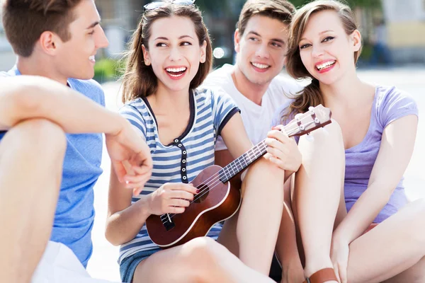 Kvinna spelar ukulele — Stockfoto