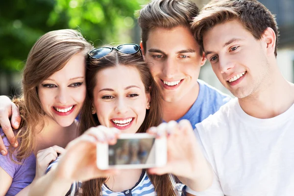 Freunde fotografieren sich selbst — Stockfoto