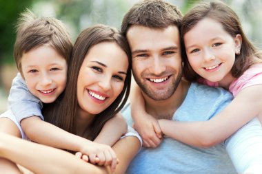 Dışarıda mutlu bir aile