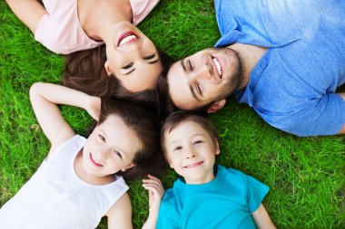 Genç aile çim üzerinde yalan