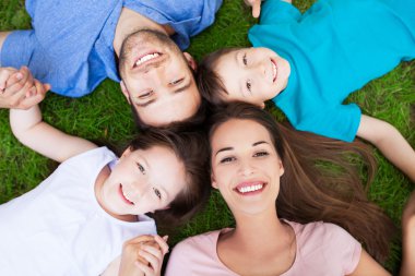 Genç aile çim üzerinde yalan