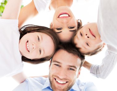 Aile dışarıda birlikte gülümsüyor.