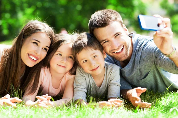 Familia tomando fotos de sí mismos — Foto de Stock