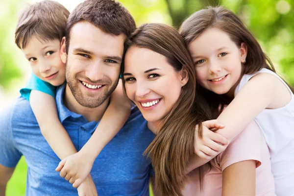 Famille heureuse en plein air — Photo