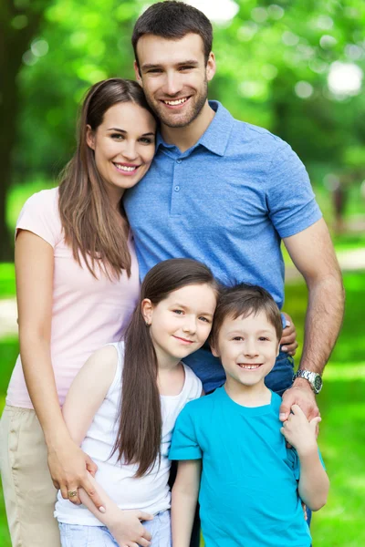 Famiglia felice di quattro persone — Foto Stock