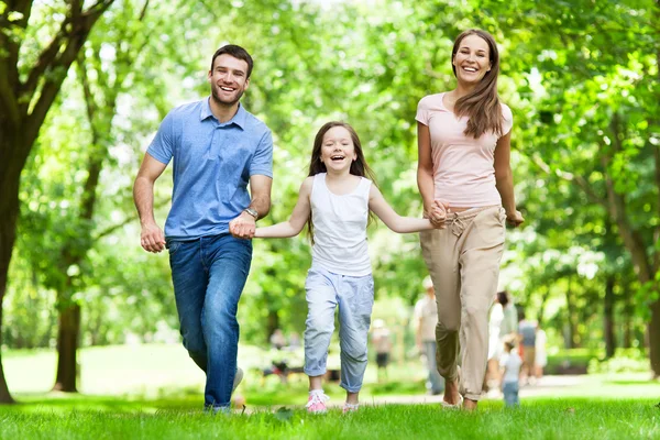 Giovane famiglia divertirsi nel parco — Foto Stock