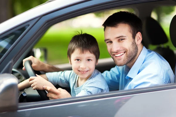 Otec a syn sedí v autě — Stock fotografie