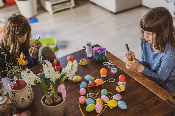 Duas Meninas Pintando Ovos Páscoa Casa — Fotografia de Stock