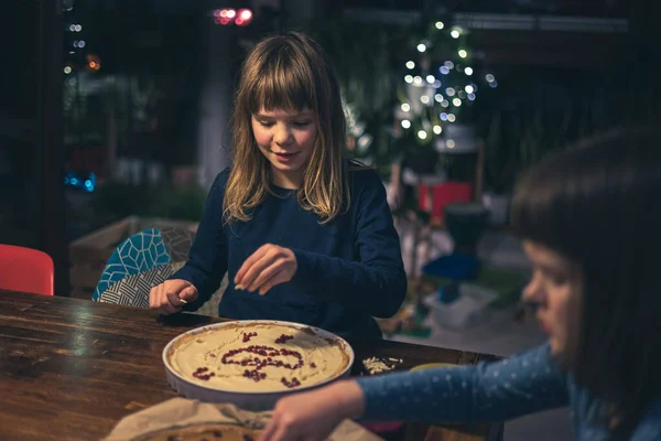 Enfants Décorant Mazurek Gâteau Pâques Polonais Maison — Photo