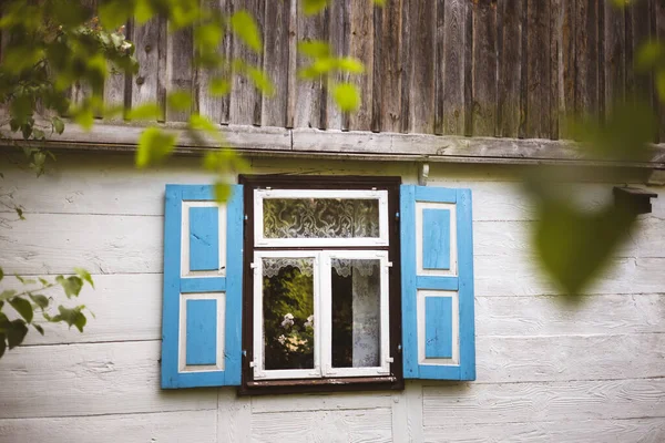 Ventana Con Persianas Casa Madera Tradicional Polonia Imagen de stock