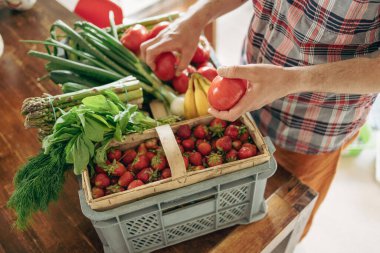 Adam evdeki mutfakta eşyalarını boşaltıyor.