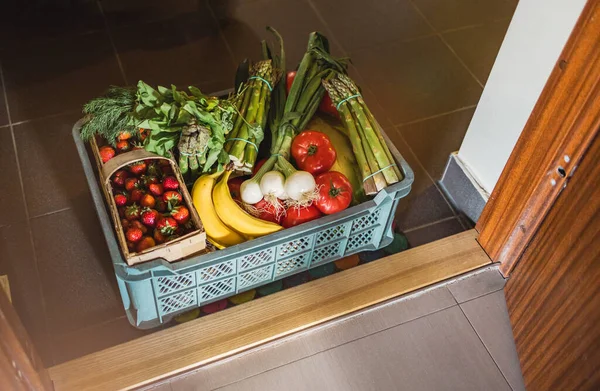 Scatola Consegna Frutta Verdura Fronte Una Porta Casa — Foto Stock