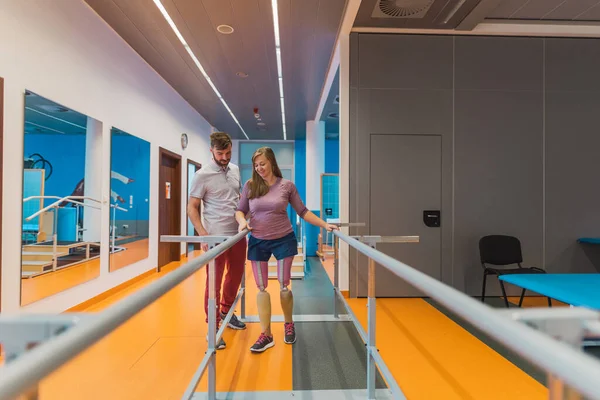 Fizyoterapist Protez Bacaklı Genç Bir Kadına Yardım Ediyor — Stok fotoğraf