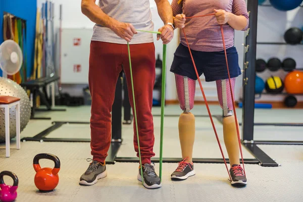 Fyzioterapeut Pomáhá Mladé Ženě Protetickými Nohami — Stock fotografie
