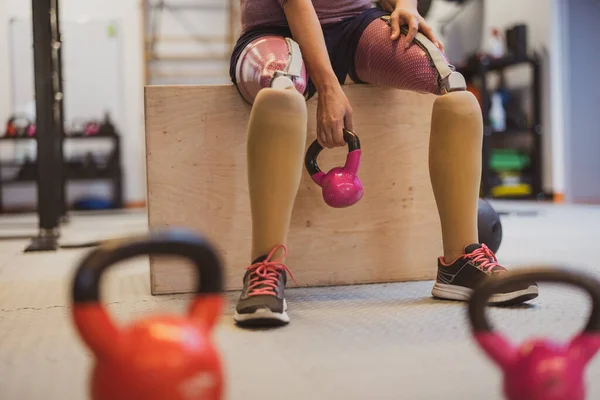 Junge Frau Mit Beinprothese Beim Training Physiotherapiezentrum — Stockfoto