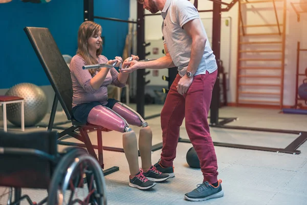 Fizjoterapeuta Pomaga Młodej Kobiecie Protezami Nóg — Zdjęcie stockowe