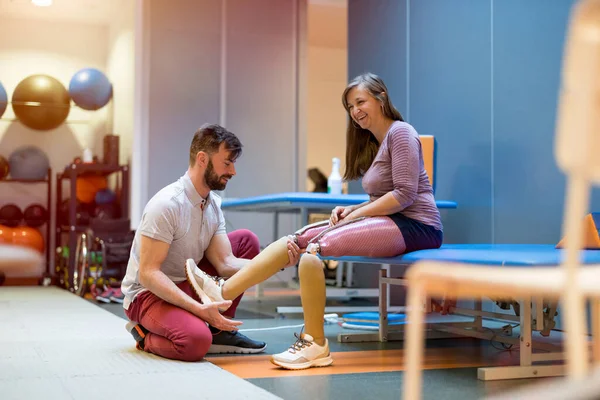 Physiotherapist Helping Young Woman Prosthetic Legs — Stock Photo, Image