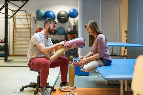 Fyzioterapeut Pomáhá Mladé Ženě Protetickými Nohami — Stock fotografie