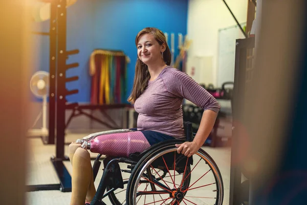 Kobieta Protezami Nóg Wózku Inwalidzkim — Zdjęcie stockowe