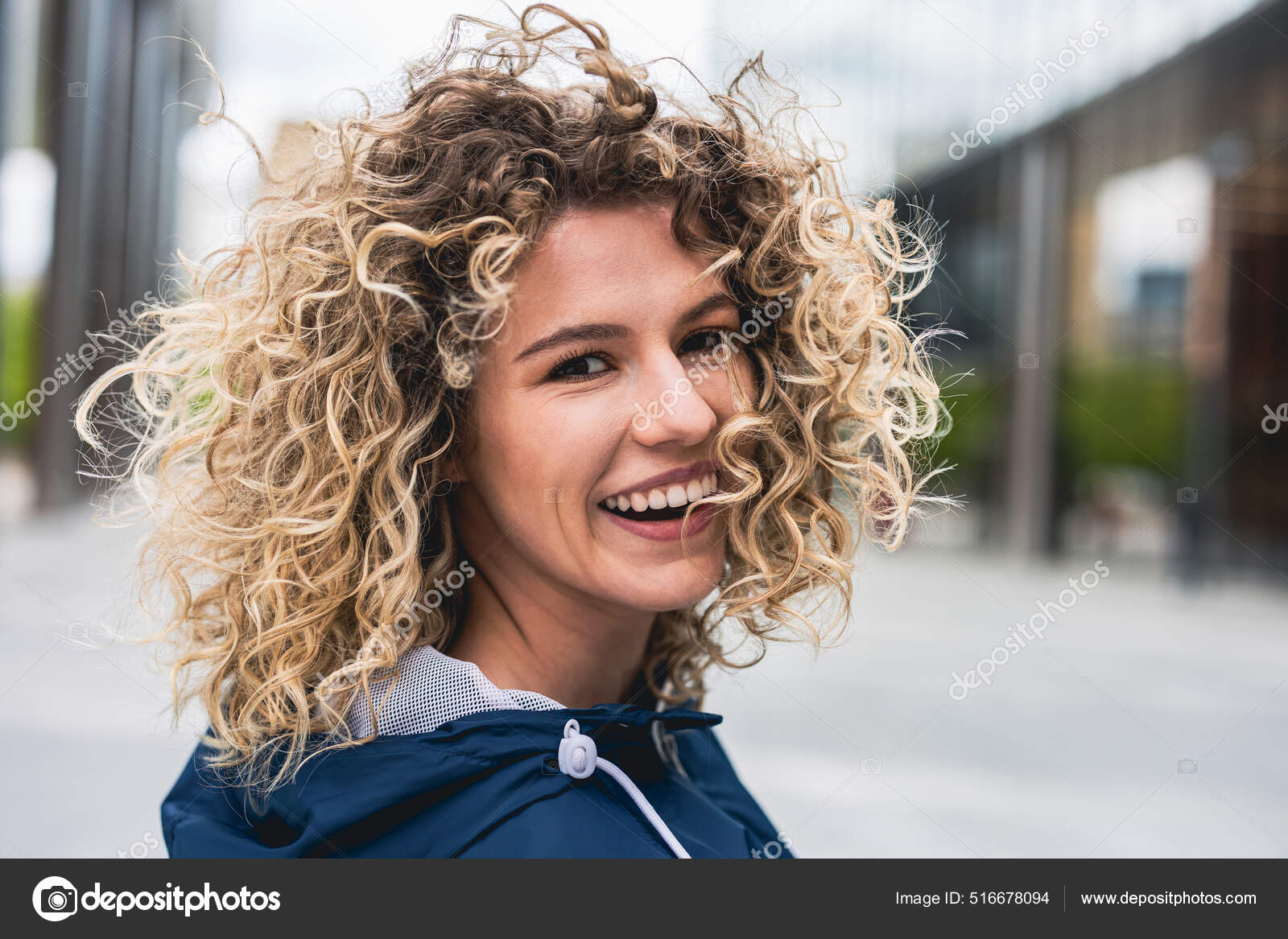 Портрет Смеющейся Девушки Улице Стоковое Фото ©pikselstock 516678094
