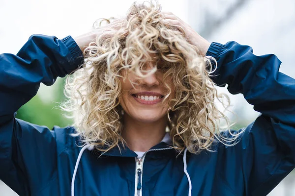 Portret Van Lachende Jonge Vrouw Buitenshuis — Stockfoto