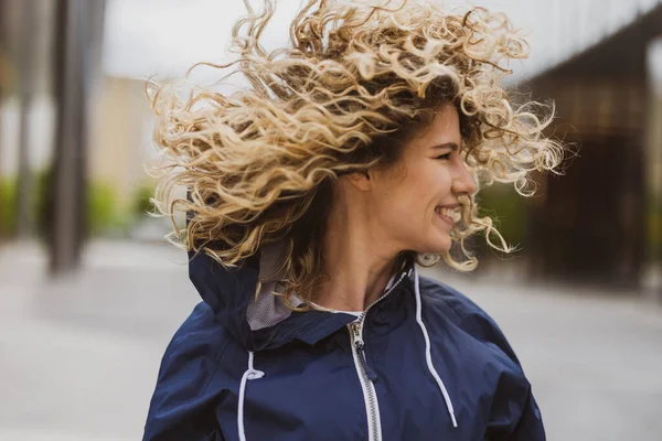 Portrait Jeune Femme Riante Plein Air — Photo