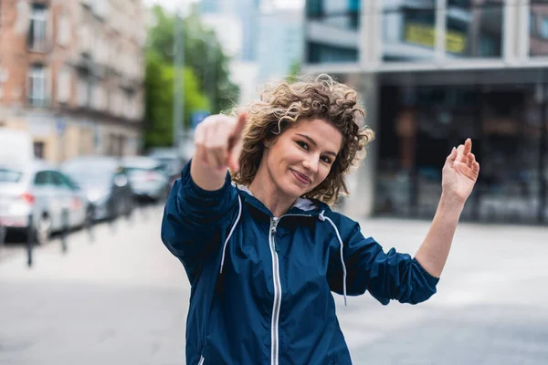 Mujer Joven Bailando Las Calles Ciudad — Foto de Stock