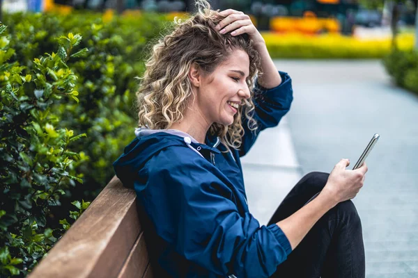 Mujer Joven Usando Teléfono Móvil Ciudad — Foto de Stock