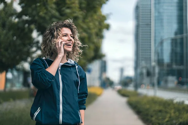 Молодая Женщина Помощью Мобильного Телефона Городе — стоковое фото